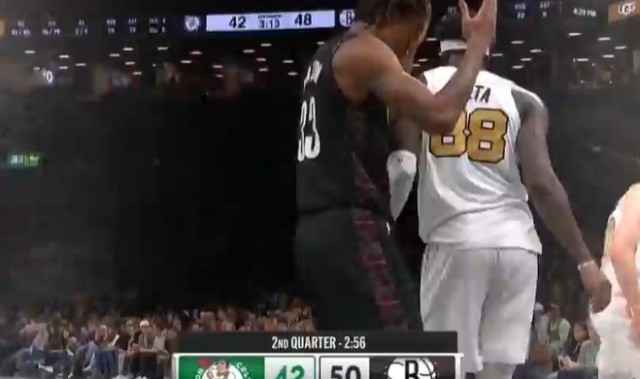 MK体育APP-牵制力太强！小迈克尔·波特突破 抛传助飞克拉克斯顿空接暴扣