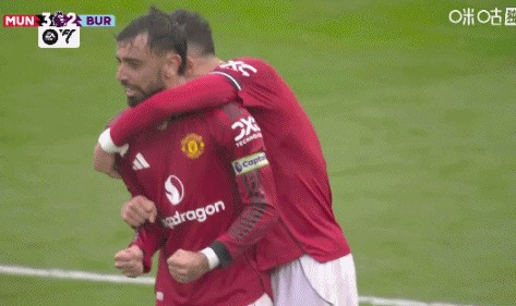 不容易!曼联3-2绝杀升班马,曼联众将激动庆祝&齐尔克泽抱阿莫林